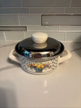 Beautiful Villeroy & Boch Vintage Basket Enamel pot with original lid
